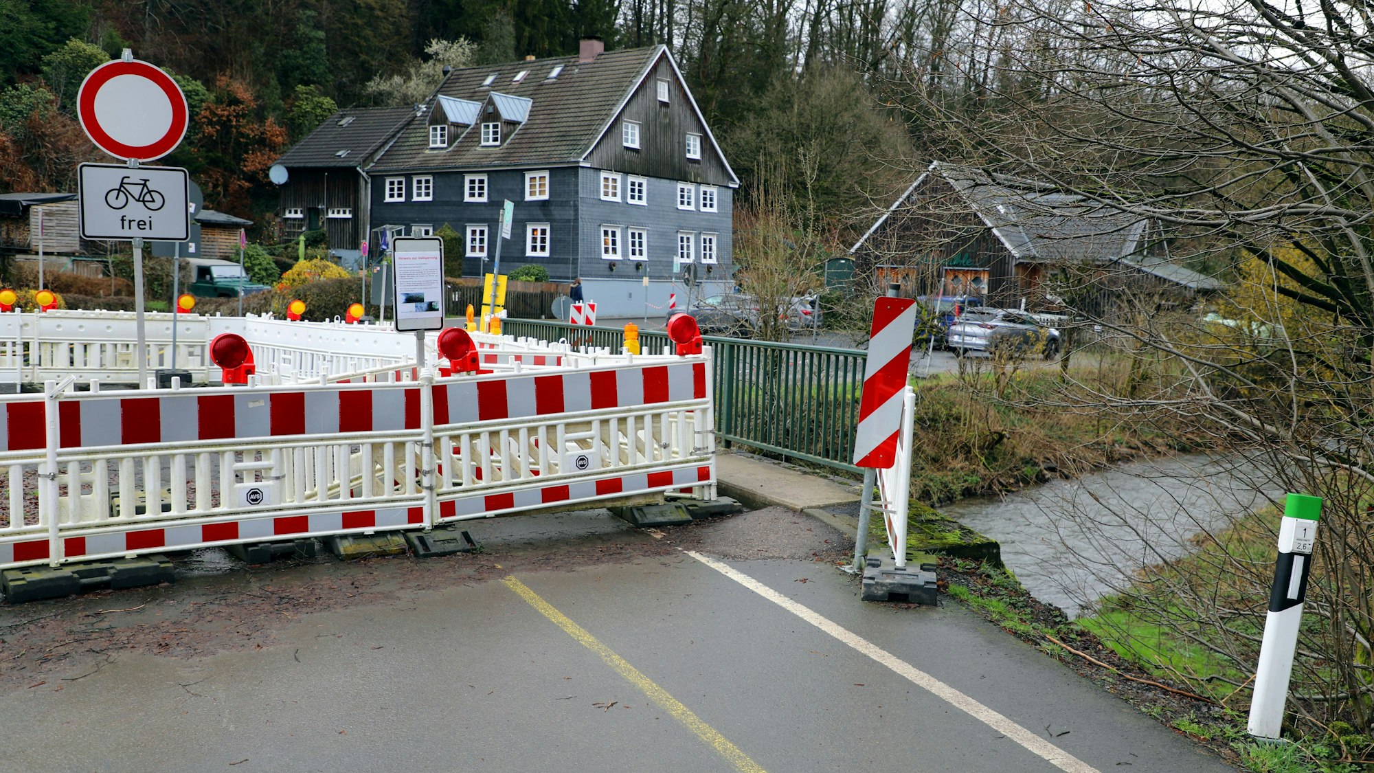 Baustellenabsperrungen stehen auf einer Brücke bei Wermelskirchen-Neuemühle.