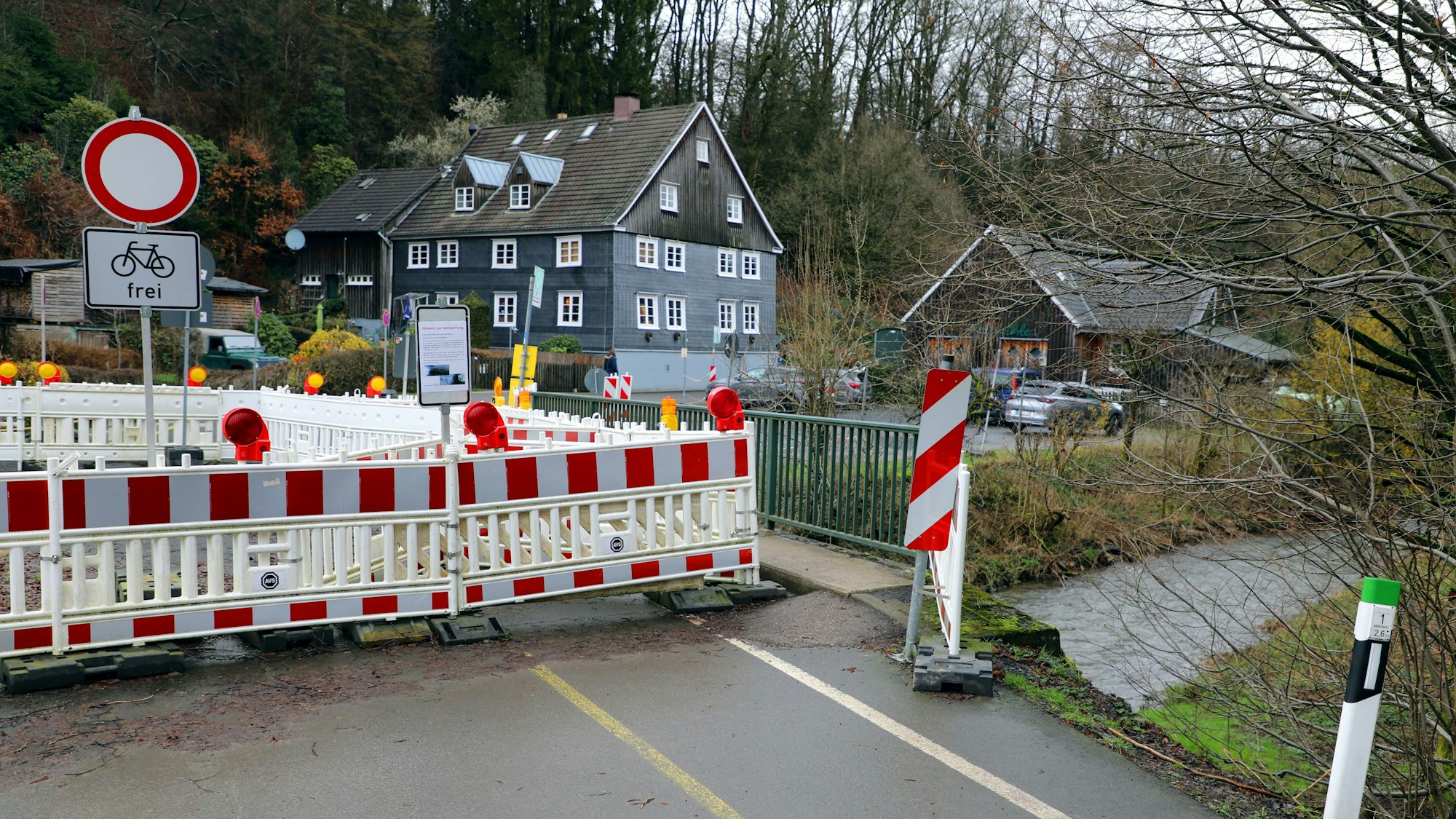 Die Straßenbrücke über die Dhünn an der Gaststätte Neuemühle.