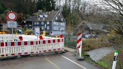 Die Straßenbrücke über die Dhünn an der Gaststätte Neuemühle.