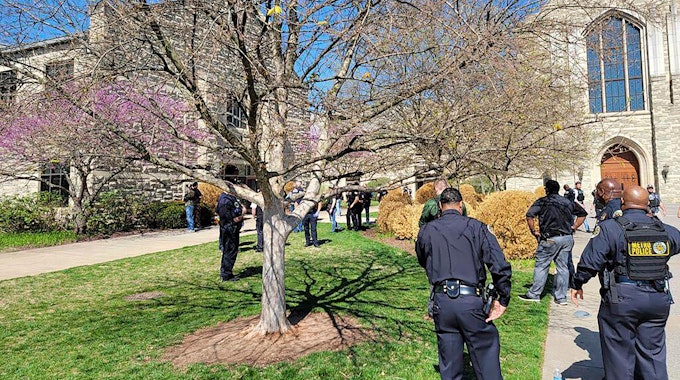 Nashville: Dieses vom Metro Nashville Police Department zur Verfügung gestellte Foto zeigt Polizisten am Tatort in der Covenant Schule.