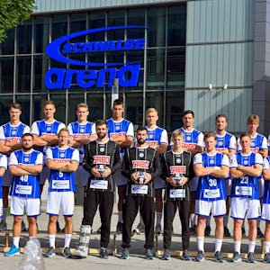 Teamfoto des VfL Gummersbach
vor der Gummersbacher Schwalbe-Arena.