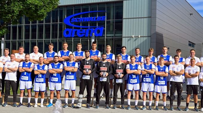 Teamfoto des VfL Gummersbach
vor der Gummersbacher Schwalbe-Arena.