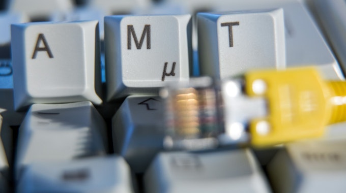 Zu sehen ist eine Fotomontage mit Buchstaben einer Computertastatur.
