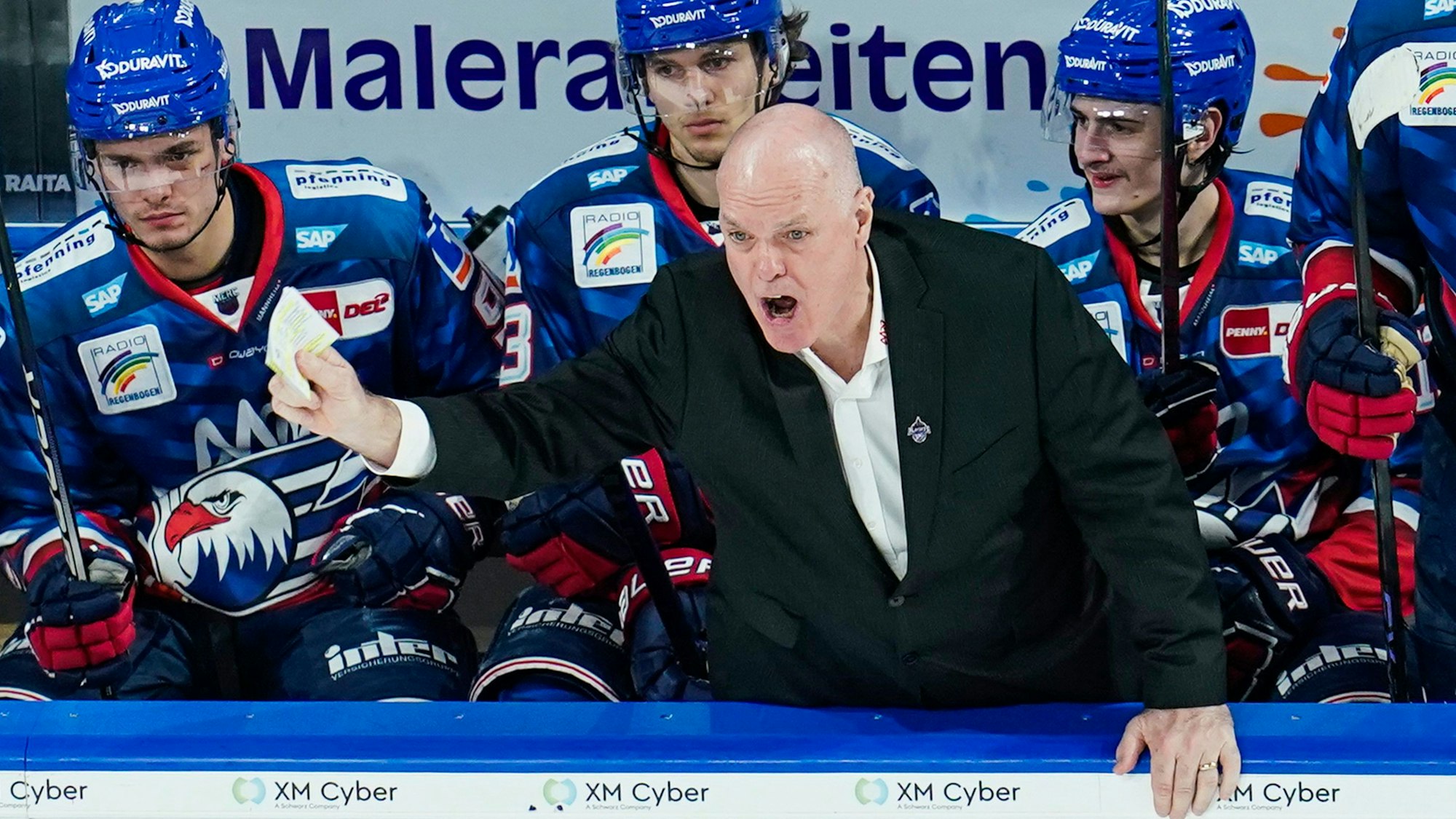 Eishockey-Playoffs: Mannheims Trainer Bill Stewart (Mitte) gestikuliert in der SAP-Arena.