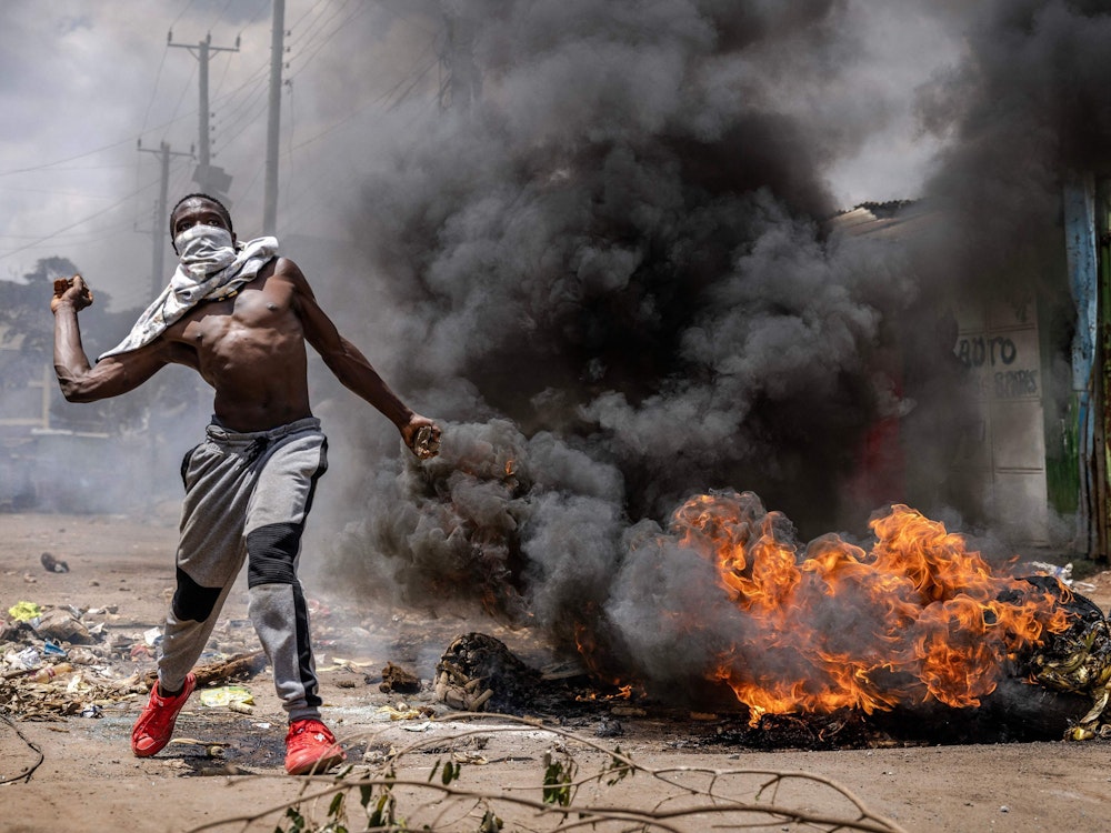 Ein Oppositionsanhänger wirft bei Zusammenstößen in Nairobi einen Stein in Richtung kenianischer Polizeibeamter.