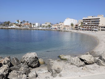 Der Strand von Es Molinar in Palma de Mallorca im April 2020.
