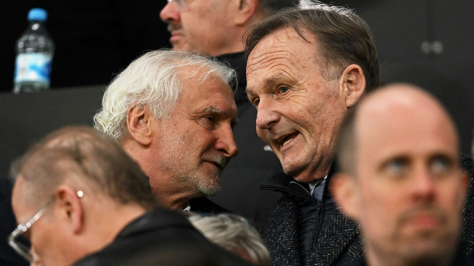 DFB-Sportdirektor Rudi Völler (l) und Hans-Joachim Watzke (r), Sprecher des DFL-Präsidiums, unterhalten sich vor dem Spiel auf der Tribüne