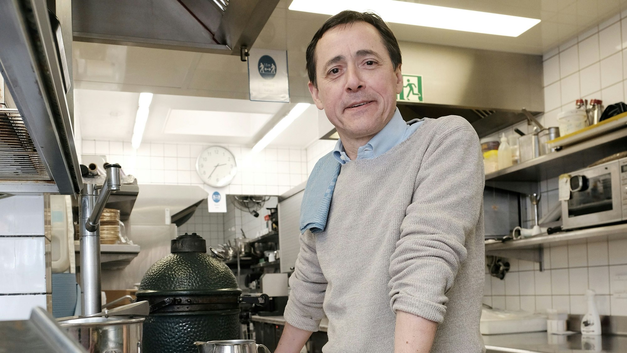 Vincent Moissonnier steht in der Küche seines Restaurants.