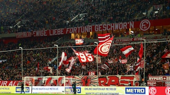 Blick in die Fan-Kurve von Fortuna Düsseldorf beim Spiel gegen Eintracht Braunschweig am 24. Februar