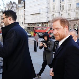London: Prinz Harry (M), Herzog von Sussex, trifft vor einer Anhörung vor dem Royal Courts Of Justice im Zentrum Londons ein. Er klagt gegen den Verlag Associated Newspapers Limited.