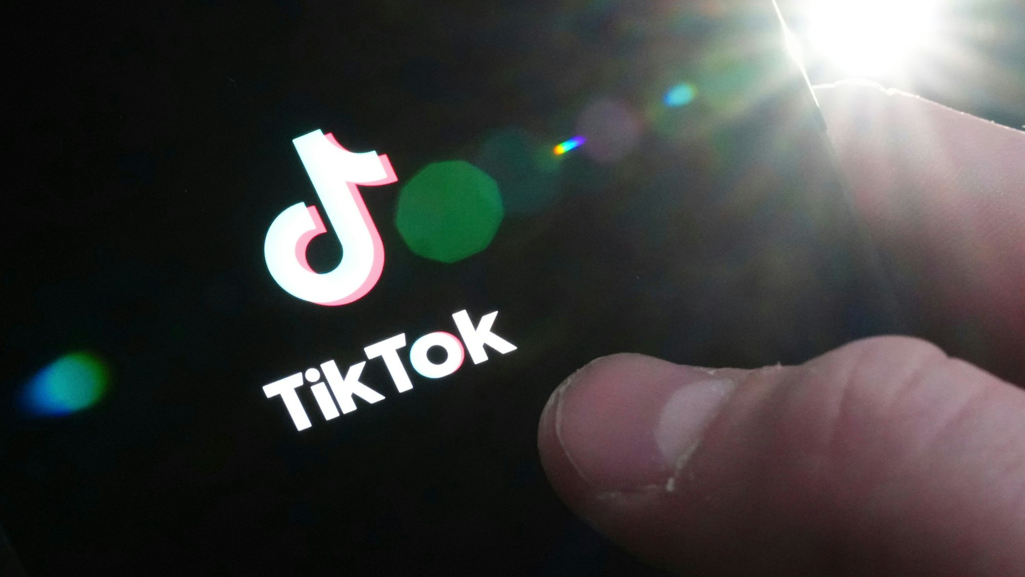 Das Symbolfoto aus dem Jahr 2023 zeigt einen schwarzen Smartphone-Bildschirm, auf dem das TikTok-Logo zu sehen ist.
