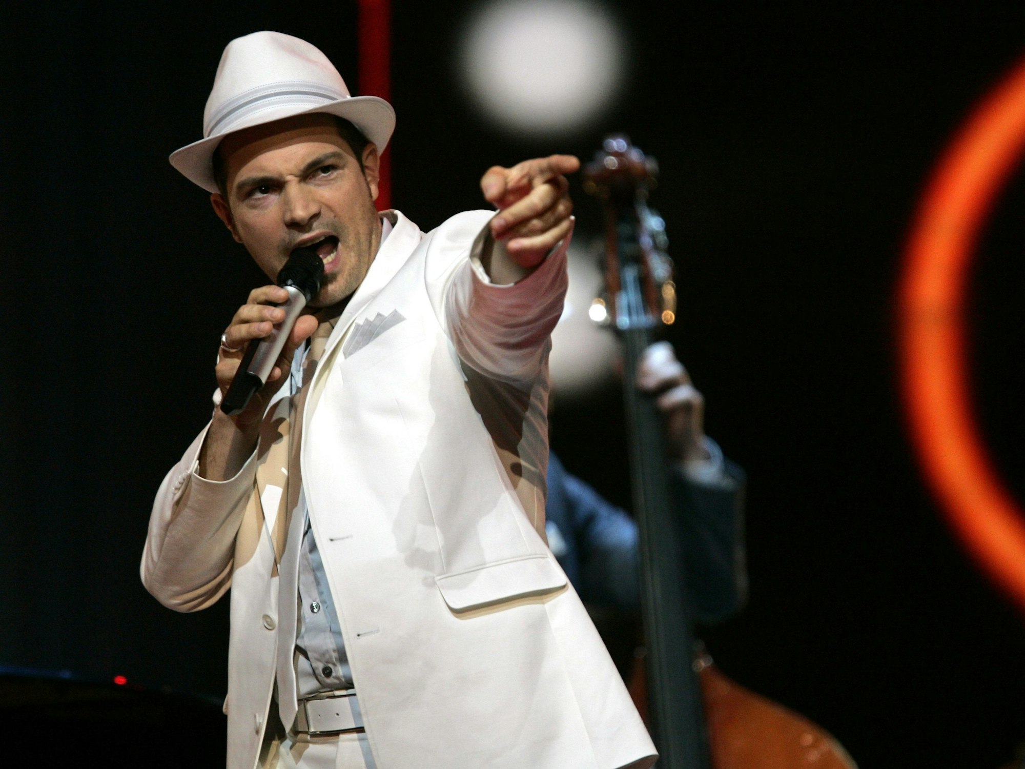 Der Swingmusiker Roger Cicero steht bei der ersten Generalprobe zum Finale des European Song Contests in Helsinki auf der Bühne. Er zeigt mit dem Finger ins Publikum.