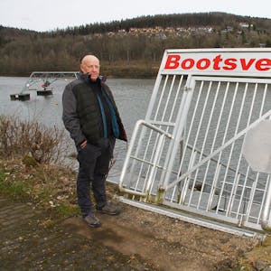 Am verwaisten Steg seines Bootsverleihs am Kronenburger See steht Franz Vilz.