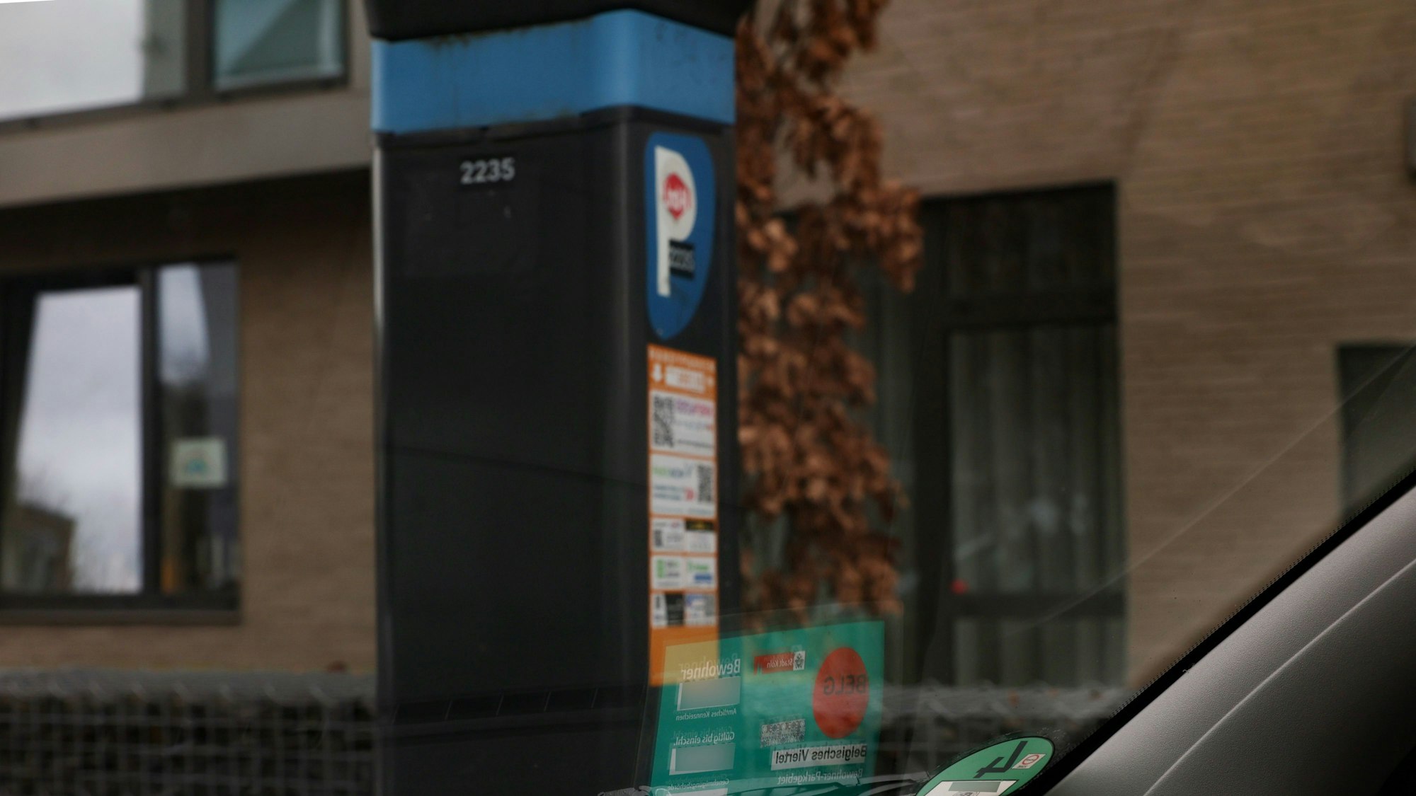 Das Bild zeigt einen Parkautomat.