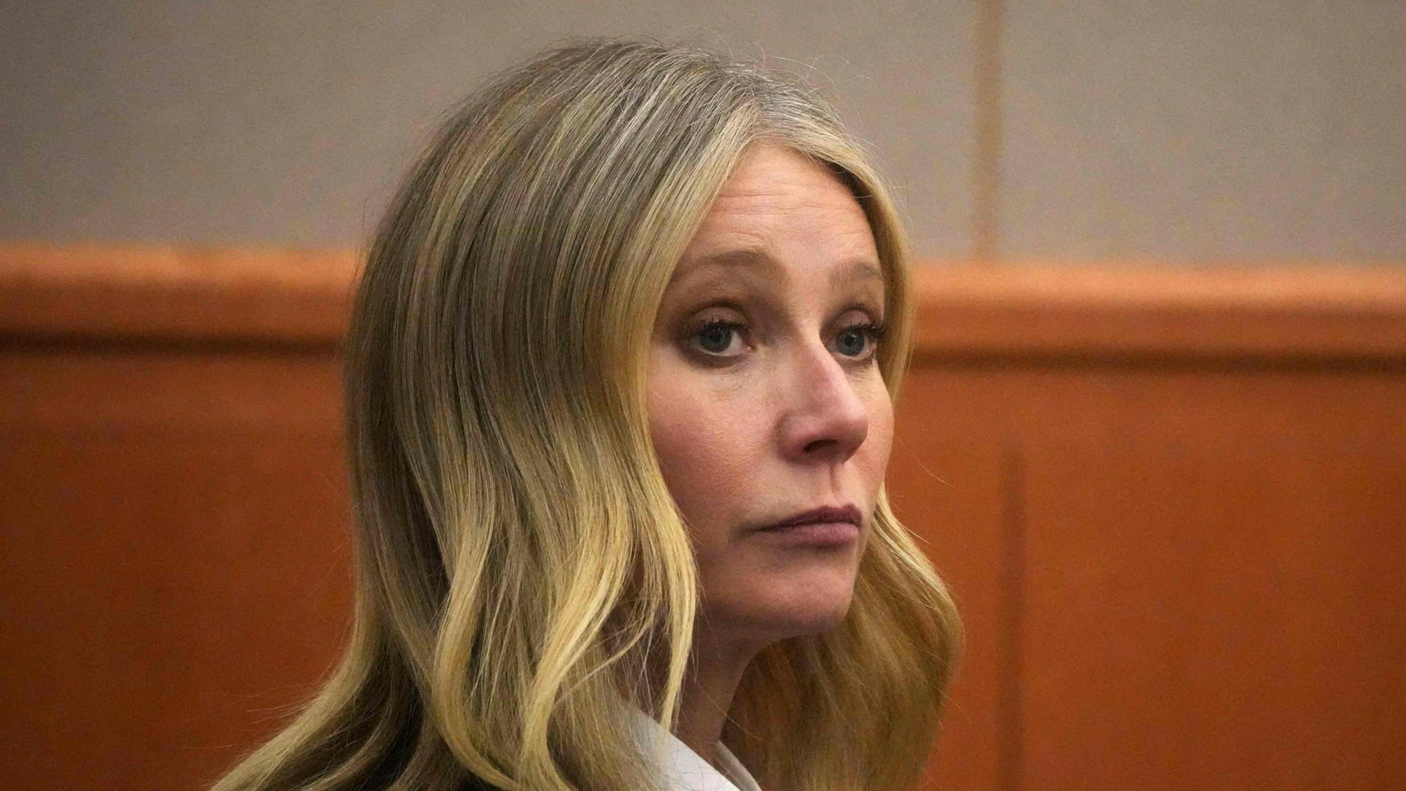 Schauspielerin Gwyneth Paltrow sitzt in Salt Lake City im Gerichtssaal. Die 50 Jahre alte Schauspielerin muss sich wegen eines Skiunfalls verantworten.