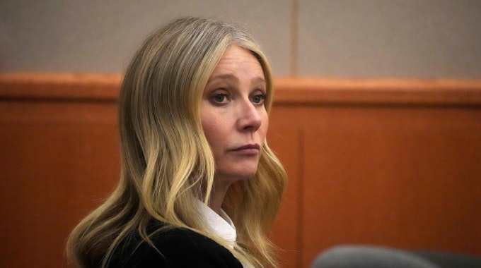 Schauspielerin Gwyneth Paltrow sitzt in Salt Lake City im Gerichtssaal. Die 50 Jahre alte Schauspielerin muss sich wegen eines Skiunfalls verantworten.