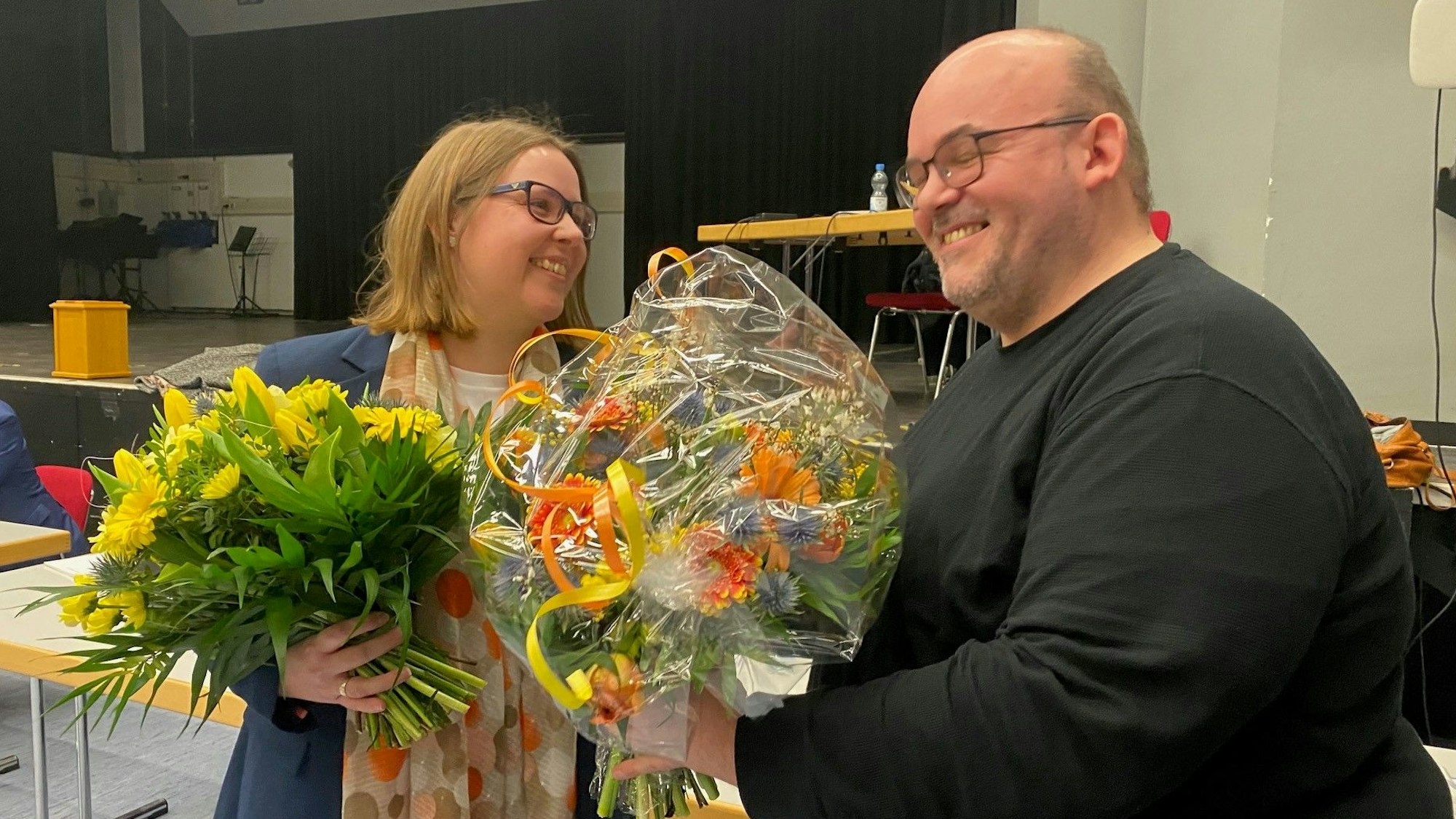 Auf dem Foto ist zu sehen, wie SPD-Fraktionschef Michael Weitz der gerade zuvor gewählten Kerstin Richter einen Blumenstrauß überreichte. Das war im Februar 2023.
