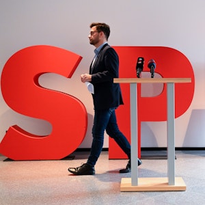 SPD-Politiker Thomas Kutschaty geht nach einem Statement im Johannes-Rau-Haus.