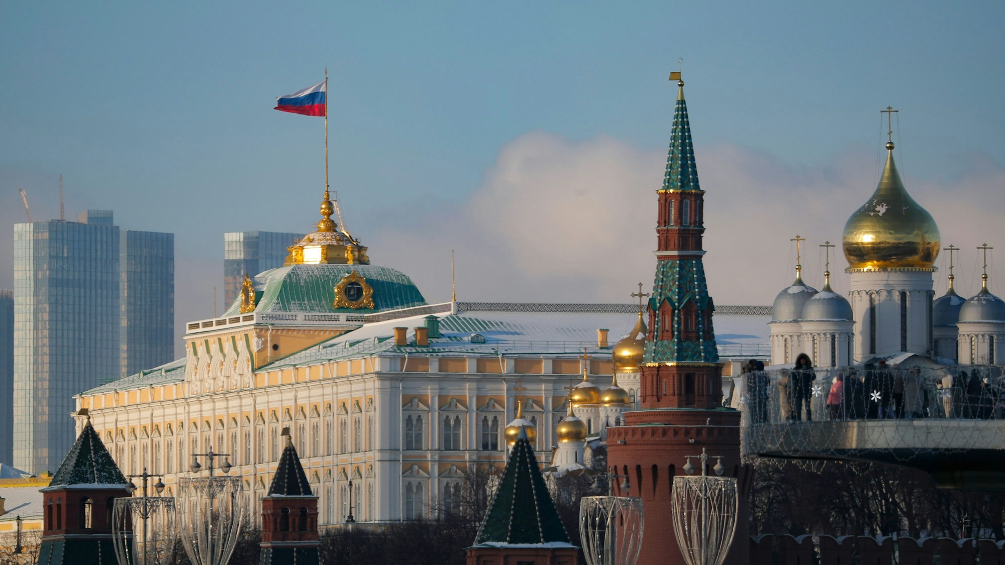 Die russische Nationalflagge weht in der Nähe des Kremls, dem Amtssitz des russischen Präsidenten Wladimir Putin.