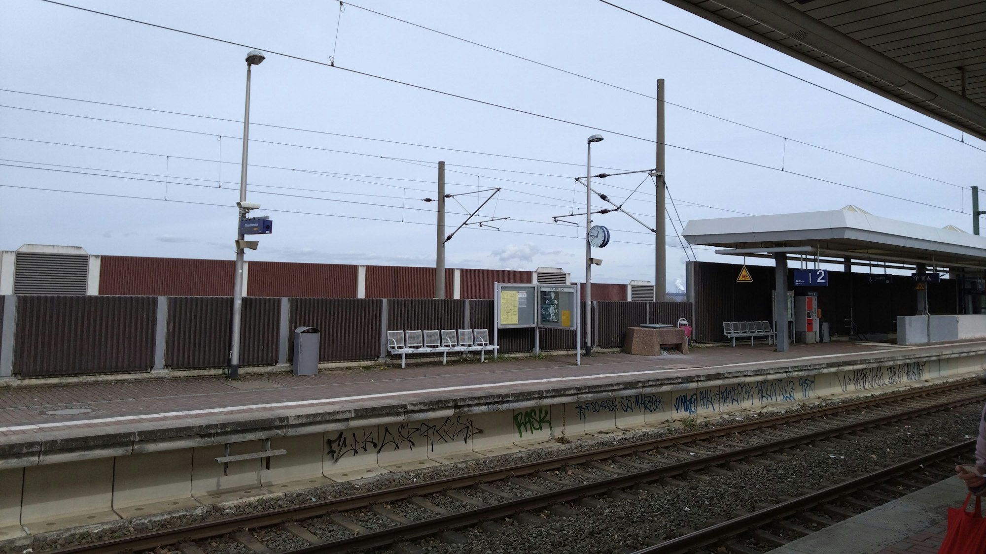 Der Bahnhof Buir in Kerpen mitsamt Gleisen und Oberleitung ist zu sehen.