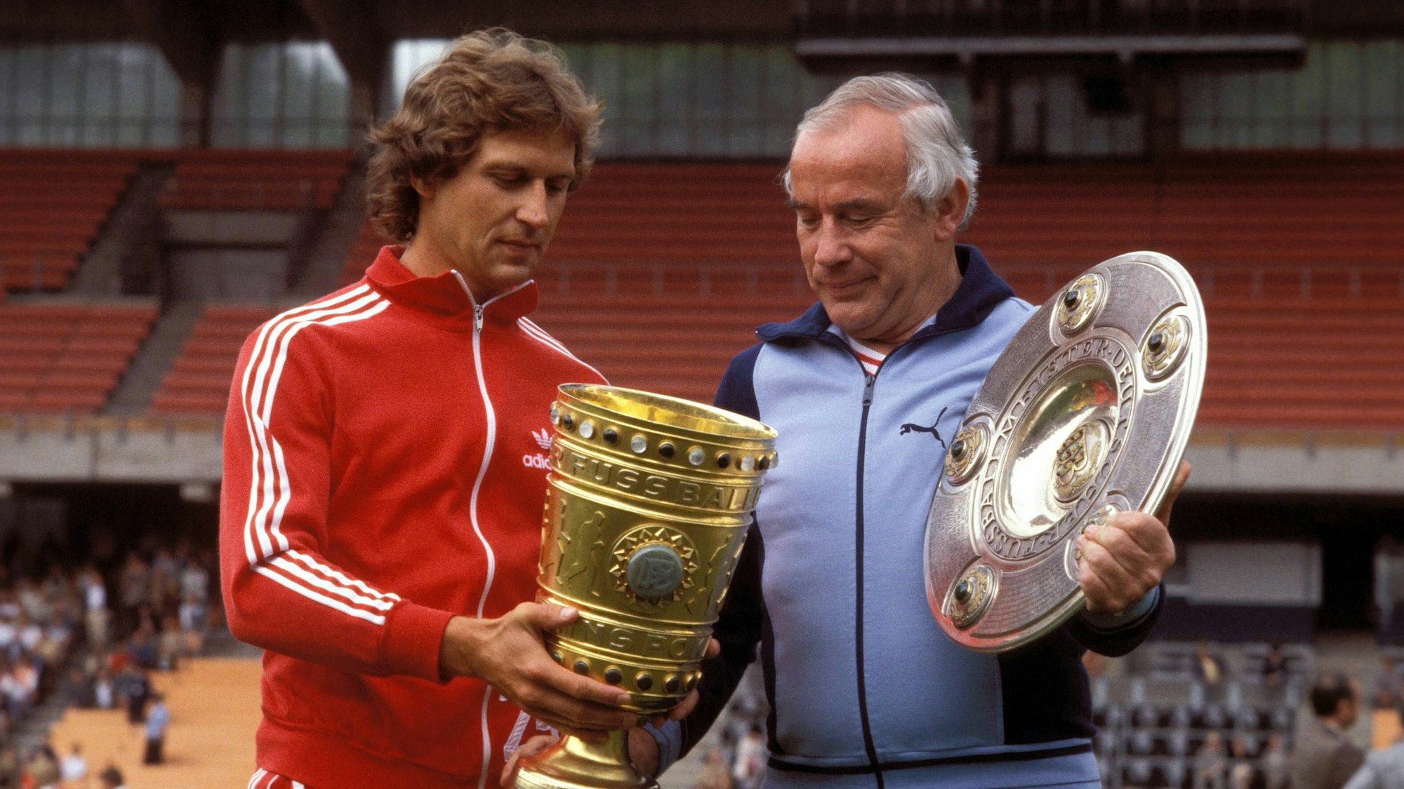 Heinz Flohe (li.) und Trainer Hennes Weisweiler (Köln) mit dem DFB-Pokal und der Meisterschale.