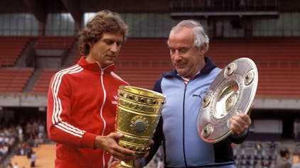 1978: Heinz Flohe (li.) und Trainer Hennes Weisweiler mit dem DFB-Pokal und der Meisterschale.
