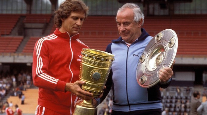 Der Euskirchener Heinz Flohe und Trainer Hennes Weisweiler (r.) gewannen mit dem 1. FC Köln die Meisterschaft und den Pokal.