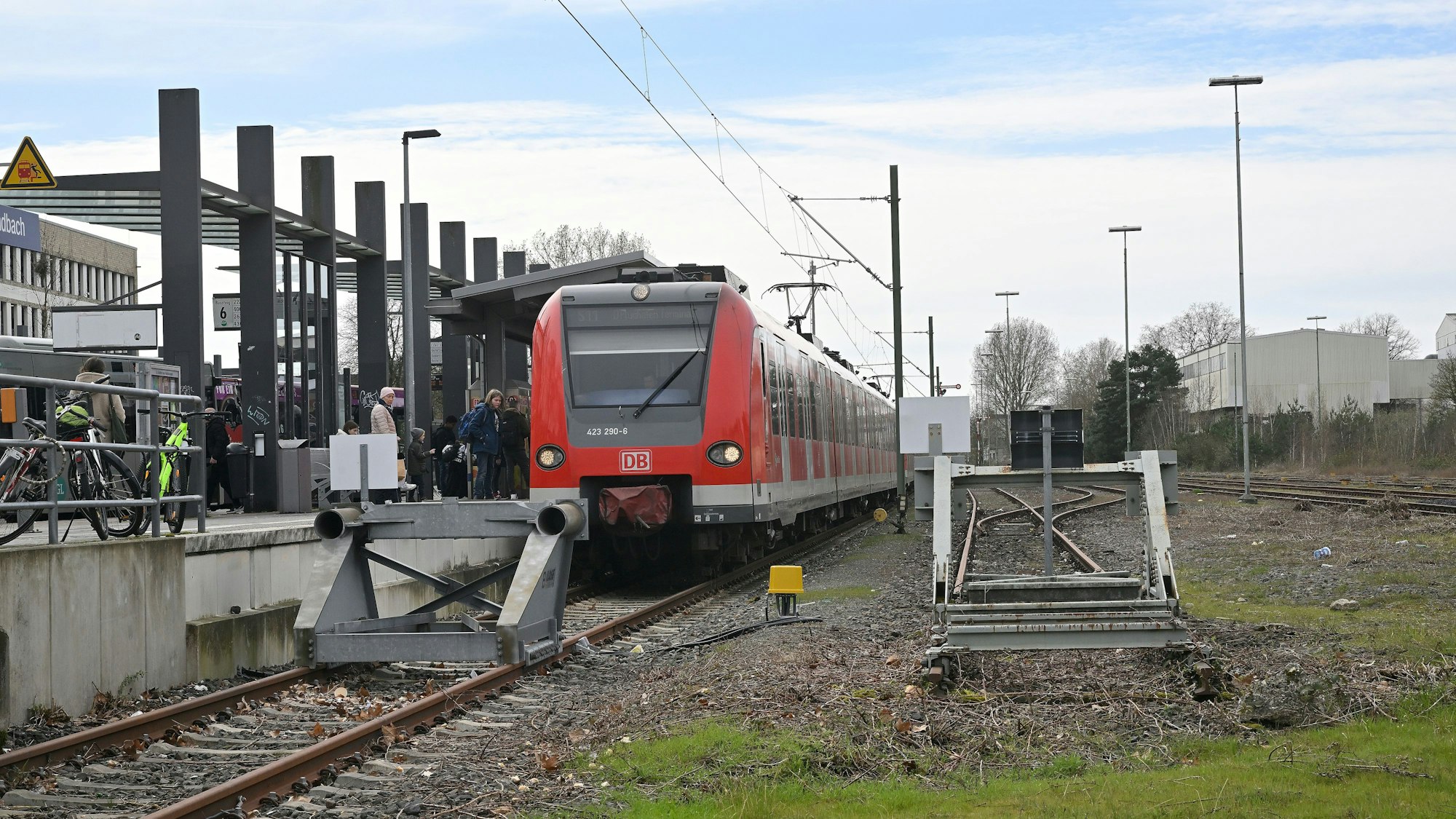 Die S11 steht am Bahnhof in Bergisch Gladbach.