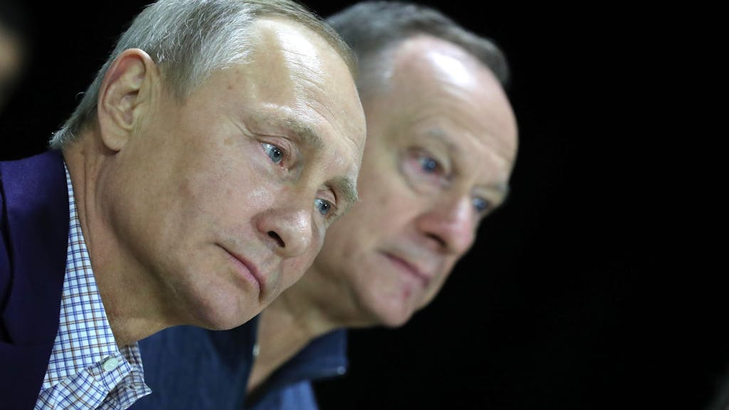 Das Foto aus dem Jahr 2017 zeigt den russischen Präsidenten Wladimir Putin und den Sekretär des Sicherheitsrats der Russischen Föderation Nikolai Patruschew.&nbsp;