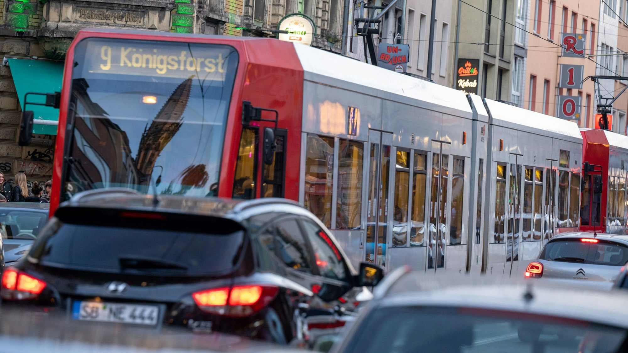 Eine Straßenbahn fährt durch die Zülpicher Straße