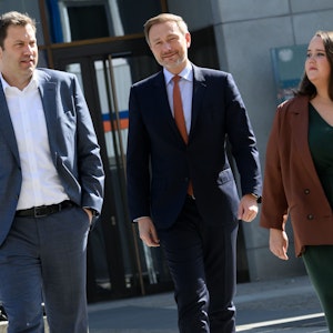 Die Vorsitzenden der Ampel-Parteien (l-r): Lars Klingbeil (SPD), Christian Lindner (FDP) und Ricarda Lang (Die Grünen)
