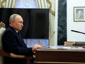 Auf diesem Sputnik, Kremlin Pool Photo, das von AP zur Verfügung gestellt worden ist, hört der russische Präsident Wladimir Putin dem russischen Verkehrsminister Witali Saweljew während ihres Treffens in Moskau, Russland zu.