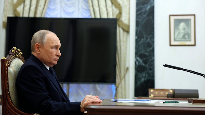 &nbsp;Auf diesem Sputnik, Kremlin Pool Photo, das von AP zur Verfügung gestellt worden ist, hört der russische Präsident Wladimir Putin dem russischen Verkehrsminister Witali Saweljew während ihres Treffens in Moskau, Russland zu.