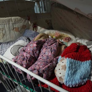 Selbst an einigen Säuglinge gehe die Verschleppung nicht spurlos vorbei, heißt es. Unser Foto zeigt Frühgeborene, die von ihren Eltern zurückgelassen wurden, in einem Krankenhausbett in Mariupol.