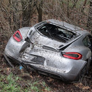 Ein Porsche ist in die Böschung gerutscht: Auf der A3 bei Emmerich sind am Sonntag vier Menschen gestorben.
