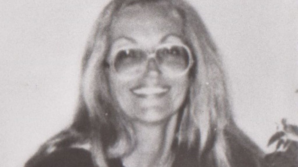 Sigrid C. hatte lange blonde Haare und trug eine Brille, auf dem Foto lacht sie in die Kamera.&nbsp;