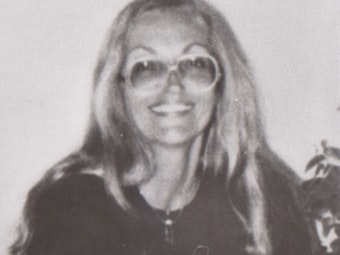 Sigrid C. hatte lange blonde Haare und trug eine Brille, auf dem Foto lacht sie in die Kamera.