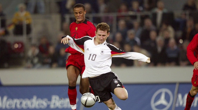 Paul Freier im Trikot der deutschen Nationalmannschaft im Zweikampf gegen den Belgier Vincent Kompany.