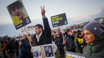 Berlin: Vor dem Bundestag protestieren Teilnehmer im Rahmen einer Solidaritätskundgebung von Amnesty International mit den Protestierenden im Iran.