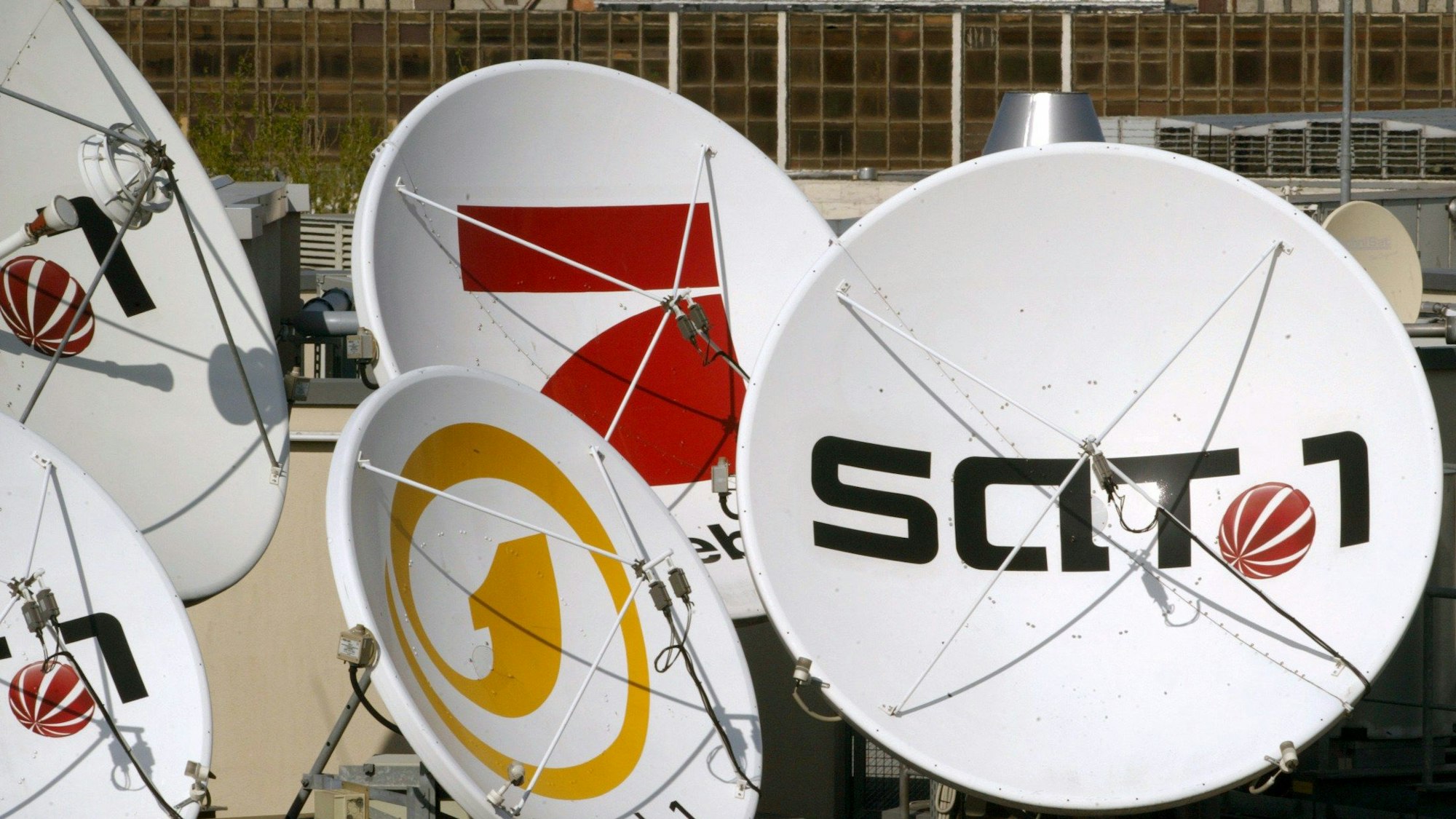 Satellitenschüsseln der Fernsehanstalten SAT.1, Kabel 1 und ProSieben stehen am auf dem Dach der Sendesanstalt.