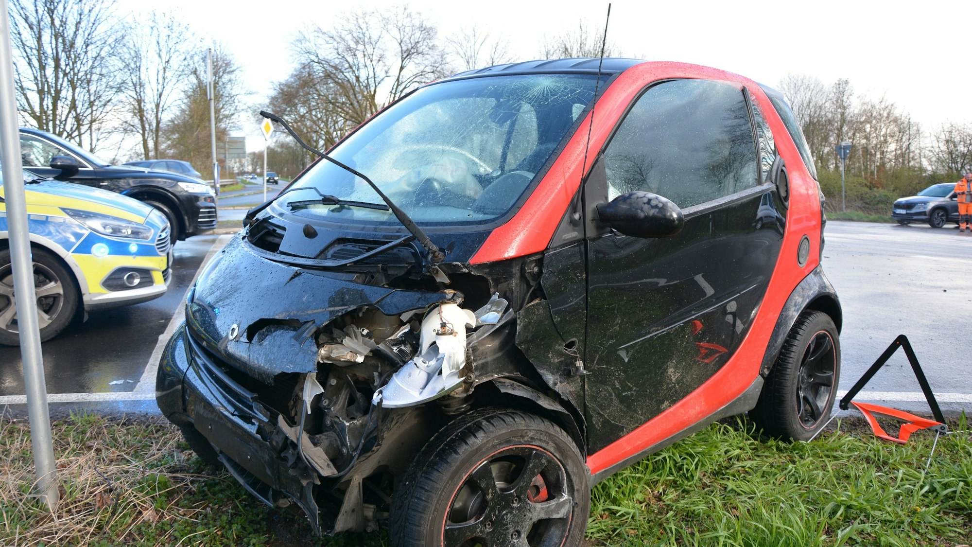 Das Bild zeigt einen beschädigten Kleinwagen, einen Smart. Zwei Personen wurden bei dem Unfall leicht verletzt.