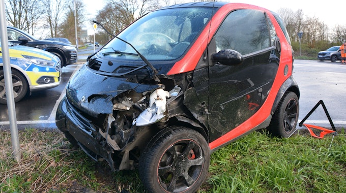 Das Bild zeigt einen beschädigten Kleinwagen, einen Smart. Zwei Personen wurden bei dem Unfall leicht verletzt.
