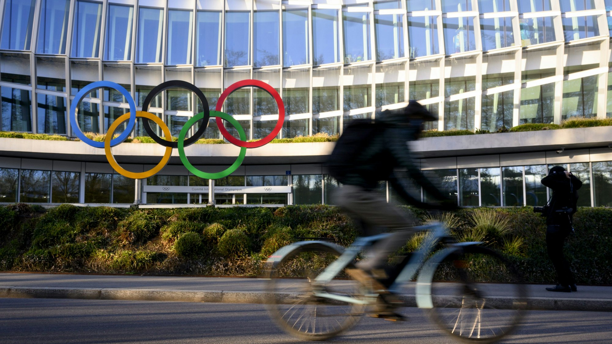 Olympische Ringe vor dem Olympischen Haus, dem Sitz des Internationalen Olympischen Komitees (IOC), bei der Eröffnung der Sitzung des Exekutivrats des IOC.