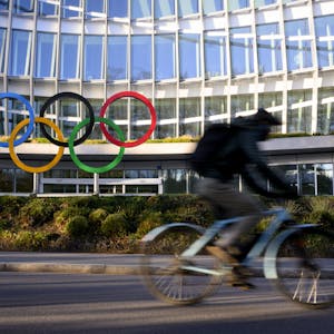 Olympische Ringe vor dem Olympischen Haus, dem Sitz des Internationalen Olympischen Komitees (IOC), bei der Eröffnung der Sitzung des Exekutivrats des IOC.