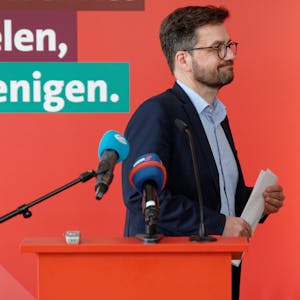 Thomas Kutschaty, Vorsitzender der SPD-Fraktion im Landtag von Nordrhein-Westfalen, gibt ein Statement ab.