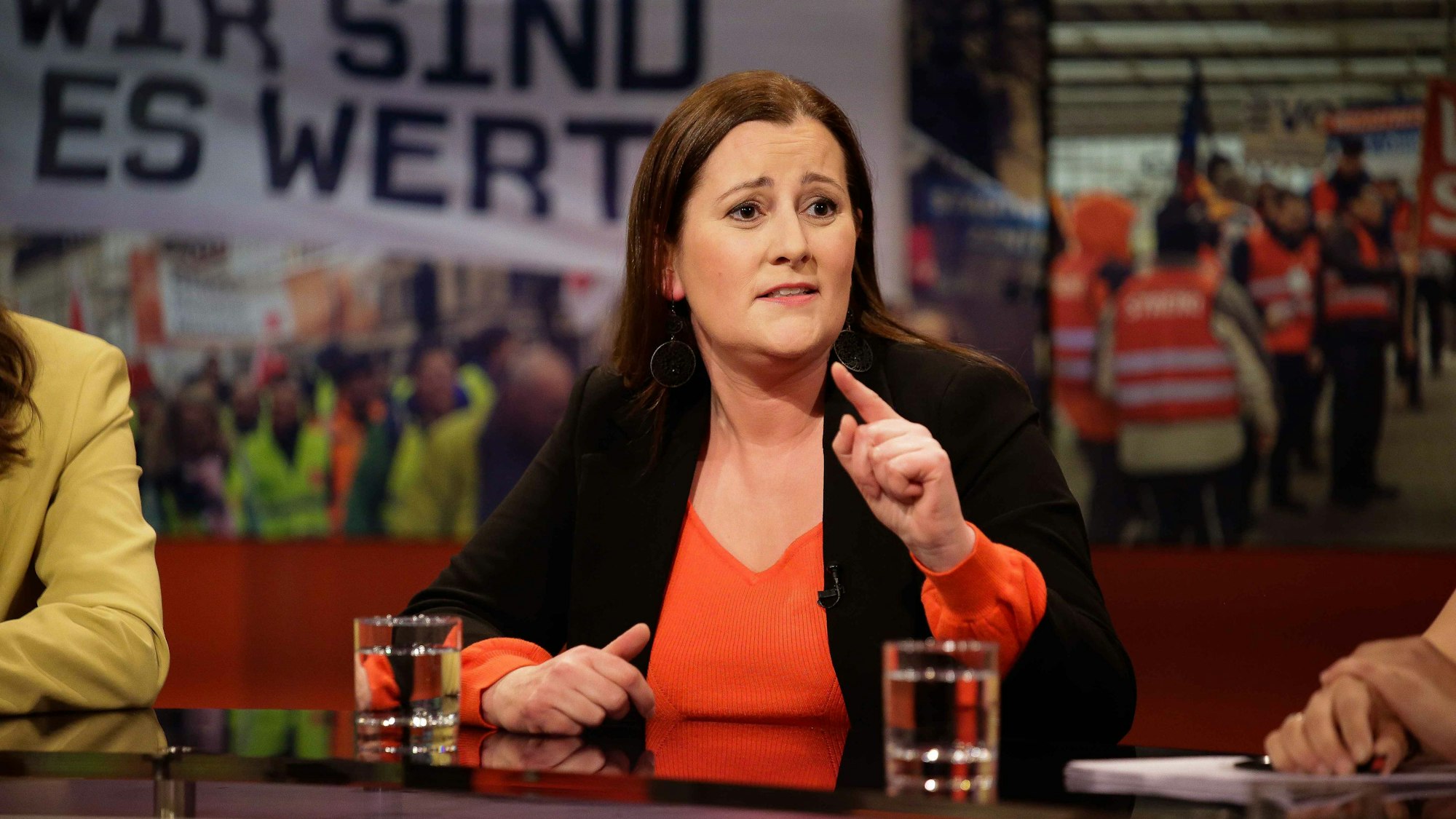 Janine Wissler, Parteivorsitzende der „Linkspartei“, hat in der ARD-Sendung „Hart aber fair“ die Streiks und den Kampf um höhere Löhne für die Arbeitnehmer verteidigt.