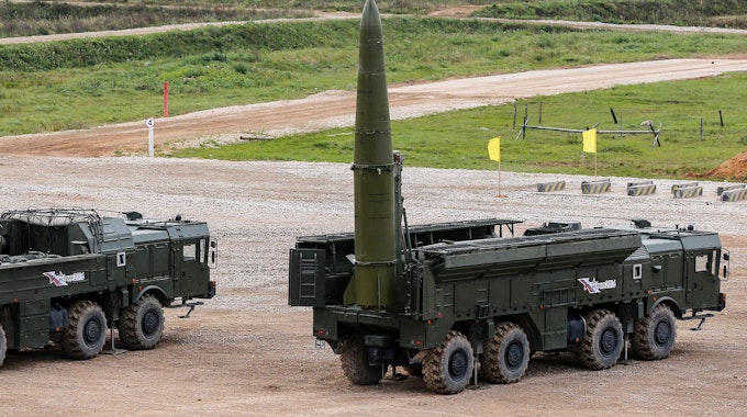 Eine „Iskander-M“-Rakete wird während einer Demonstration des Internationalen Militärtechnischen Forums ´ARMY-2016» im „Patriot“-Park der russischen Streitkräfte auf den Abschuss vorbereitet.