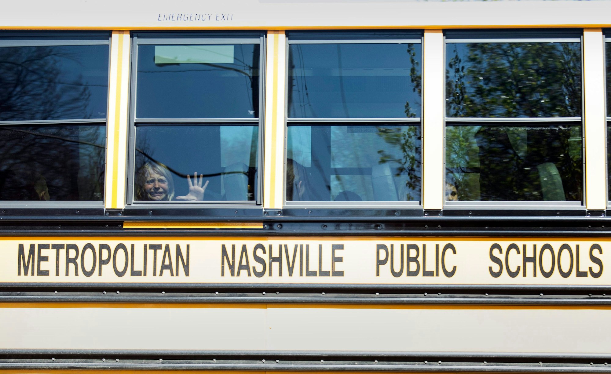 Ein Kind weint im Bus, als es die Covenant School verlässt, nachdem hier Schüsse gefallen waren. Bei Schüssen an einer Grundschule in Nashville im US-Bundesstaat Tennessee sind am Montag drei Kinder und drei Erwachsene getötet worden.