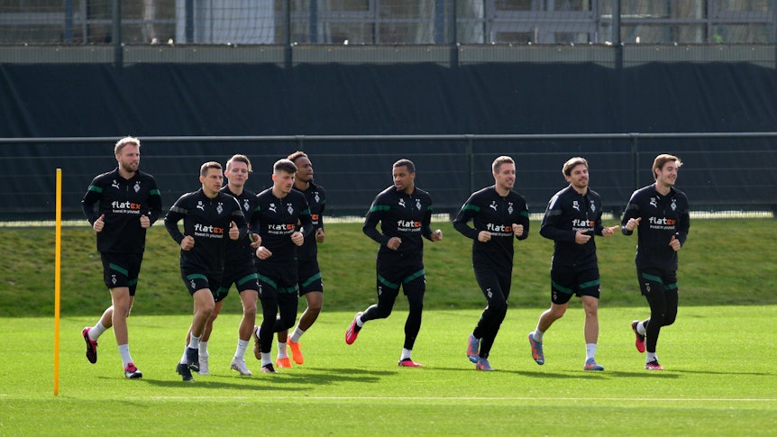 Wie schon in der vergangenen Woche, hier ist eine Aufnahme vom Training am 21. März 2022 zu sehen, hatte Trainer Daniel Farke am Dienstag (28. März) nur eine kleine Gruppe von Spieler im Training von Borussia Mönchengladbach zur Verfügung.