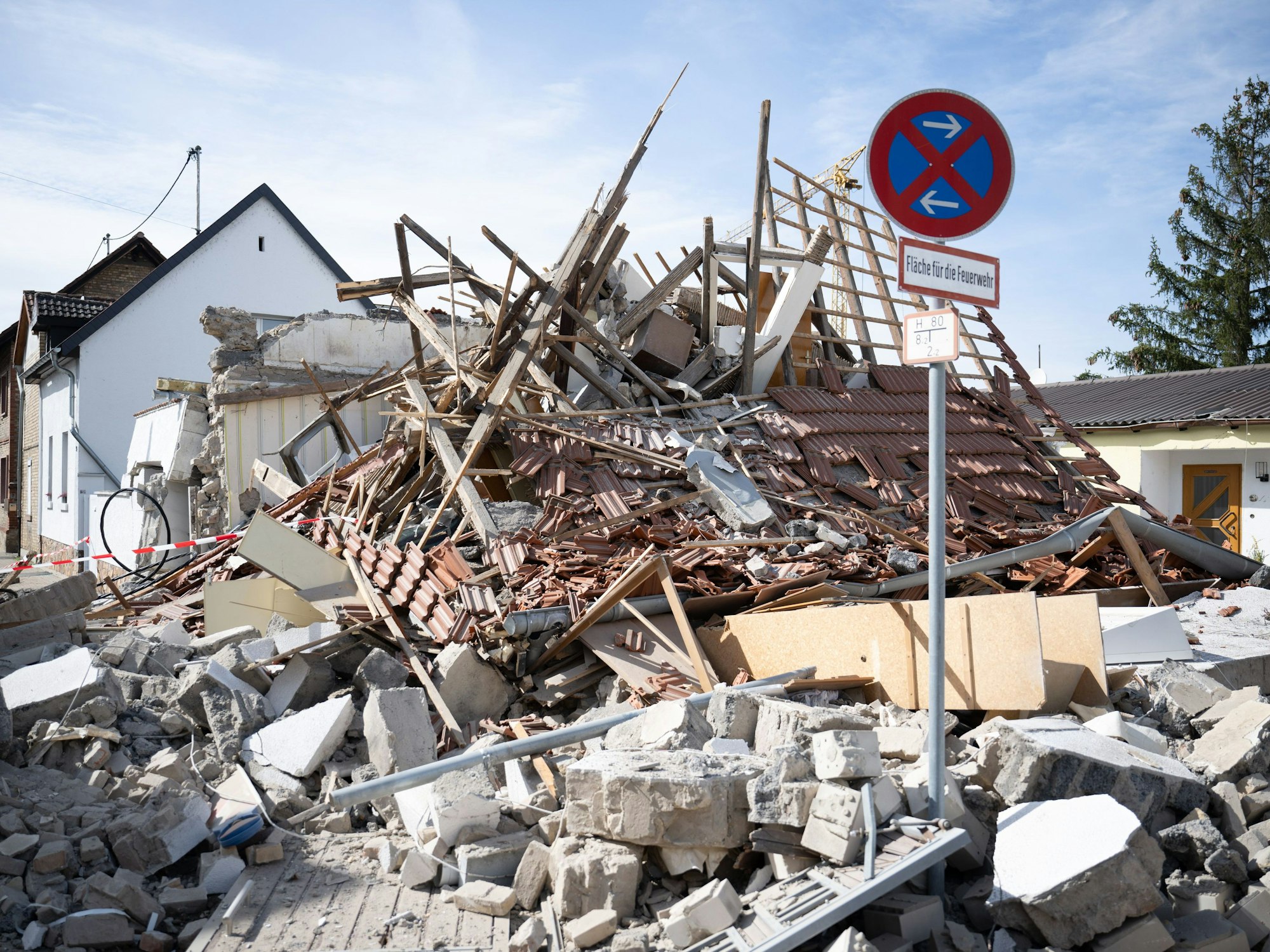 Ingelheim am Rhein: Trümmer nach einer Explosion in einem Einfamilienhaus.